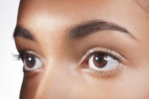 Hier erfahren Sie, wie Sie Ihre Augenbrauen zu Hause selbst züchten können